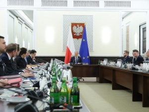 Rząd szuka oszczędności w NFZ . Cięcia na liście darmowych leków i w szpitalnych posiłkach