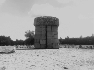 Sumliński: Środowiska żydowski żądają usunięcia krzyży z dróg prowadzących do obozu w Treblince