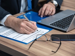 [Porada prawna] Urzędnik popełnił błąd. Czy mogę żądać odszkodowania?