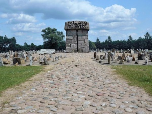 Wojewoda wyraził zgodę na usunięcie nazw „Radziłów” i „Jedwabne” w Treblince. IPN protestuje