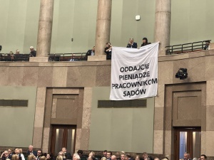 „Oddajcie pieniądze pracownikom sądów”. Przedstawicielki związków zawodowych rozpostarły w Sejmie wymowny transparent