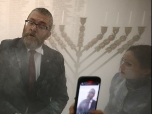 Jutro Grzegorz Braun staje przed sądem. Zarzuty od zgaszenia Chanuki po wtargnięcie do szpitala