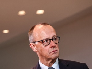 Kanclerz Merz ostro krytykuje dokument Trumpa dotyczący Europy 