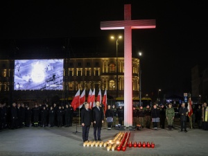 Prezydent Karol Nawrocki w rocznicę stanu wojennego zapalił Światło Wolności: Niech żyje Polska! Precz z komuną