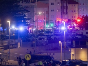 Nowe informacje o ataku na plaży w Sydney. Napastnika obezwładnił przypadkowy mężczyzna 