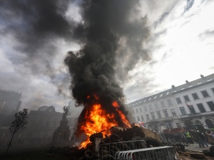 W Brukseli policja brutalnie pacyfikuje protestujących rolników