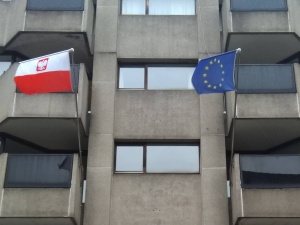 Atak na polski konsulat w Brukseli. Budynek oblany farbą, obraźliwe hasła na elewacji