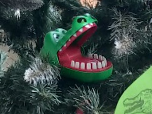 Afront wobec Waldemara Żurka? Na choince sędziów z Iustitii ktoś powiesił krokodyla