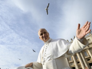 Co robi papież, kiedy nie może spać? Internauci odkryli jego tajemnicę