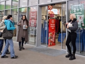 Harują jak woły, w ciągłych nadgodzinach. Handlowa S przeprowadziła akcję protestacyjną przed sklepami w Warszawie i we Wrocławiu