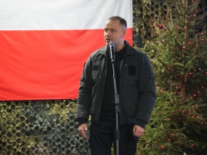 Polacy najchętniej obdarowaliby prezentem Karola Nawrockiego. Świąteczny sondaż