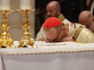 Tłumy w bazylice Narodzenia Pańskiego. Kard. Pizzaballa: Pan działa w dyskrecji i spełnia swoje obietnice