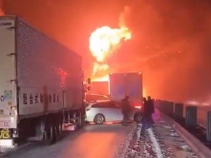 Potężny karambol w Japonii. Samochody zderzały się i stawały w ogniu