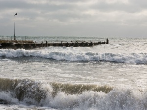 Sztorm uderzy w polskie wybrzeże. Ostrzeżenia dla mieszkańców i turystów