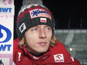 Dawid Kubacki na podium w Engelbergu. Austriacy niepokonani