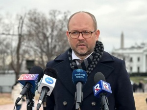 Tusk alarmuje o podziałach. Przydacz: Proszę się nie boczyć