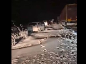 Droga S7 całkowicie zablokowana. „Stoimy od godzin, nie mamy jedzenia ani picia” [WIDEO]