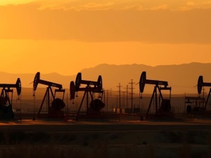 Ropa najtańsza od lat. Najgorszy rok od pandemii i widmo nadpodaży