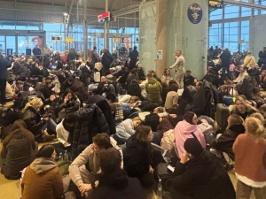 Śnieżyca sparaliżowała lotnisko w Modlinie. Nikt nie przekazywał żadnych informacji