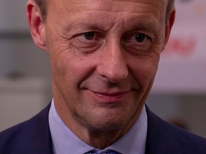 Tȟašúŋke Witkó: Polityczne niepokoje Friedricha Merza