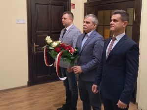 Zachodniopomorska S złożyła kwiaty pod tablicą upamiętniającą Longina Komołowskiego