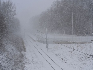 Chaos na torach od rana. Śnieg i wiatr zatrzymały pociągi w całym kraju