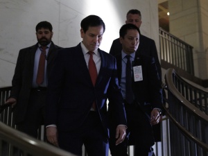 „Trump chce kupić Grenlandię, a nie ją najechać”. Rubio uspokaja Kongres