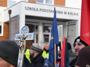 Protest mieszkańców przeciwko wrzuceniu krzyża do kosza w szkole