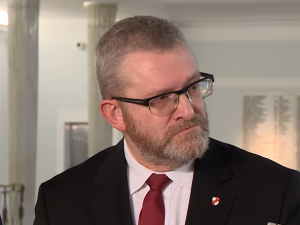 Proces, który miał ruszyć z hukiem, nagle wyhamował. Co dalej ze sprawą Grzegorza Brauna?