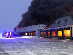 Płonie hala pod Poznaniem. Dziesiątki strażaków na miejscu