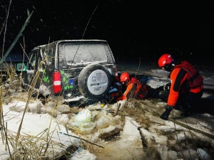 Wjechał na taflę i lód się załamał. Groźny incydent nad Jeziorem Żywieckim