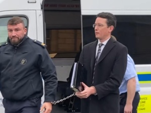 Ponad 500 dni aresztu za odmowę używania zaimków? Sprawa Enocha Burke'a