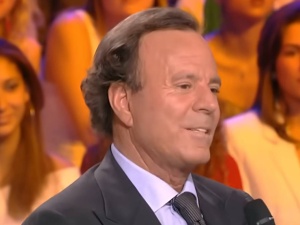 Znany piosenkarz z zarzutami napaści seksualnej. „Przerażające zeznania”