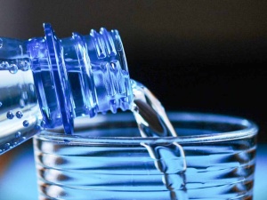 Eksperci przebadali wody mineralne z marketów. Duże zaskoczenie