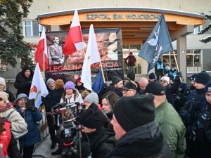 Manifestacja pro-life pod szpitalem w Gdańsku. Kaja Godek mówi o siłowym wypychaniu obrońców życia