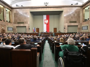 Najnowszy sondaż: KO na czele, ale rząd Tuska bez większości. Prawica może przejąć Sejm