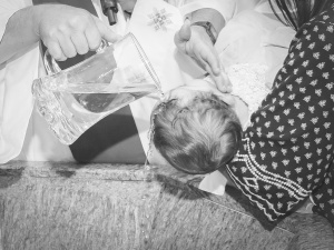 Katolicy w Irlandii bronią prawa do chrztu niemowląt: nie narusza praw dziecka