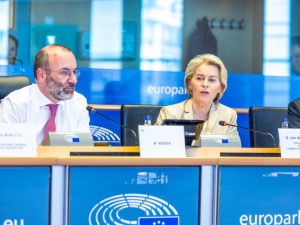 Członkowie EPL ukarani za próbę odwołania Ursuli von der Leyen