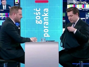 Dziennikarz TVP chciał wręczyć czapkę posłowi. Nie wyszło po jego myśli