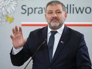 Żurek chce zaostrzać prawo drogowe. Kilka godzin później sam łamie przepisy? Jest nagranie