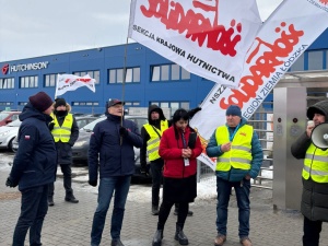 Bez pracowników nie ma produkcji. Przedstawiciele Solidarności pikietowali przed zakładem Hutchinson w Zawadzie
