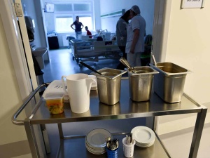Media: Rosną koszty w ośrodkach dla cudzoziemców. Za to stawki żywieniowe w szpitalach w dół