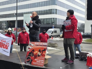 Przedstawiciele Solidarności pikietowali przed siedzibą Krajowej Szkoły Sądownictwa i Prokuratury w Krakowie. Mieli ze sobą „żurek bez jaj”