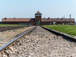 Niemiecka organizacja „zapomniała” wymienić Polaków pośród ofiar Auschwitz