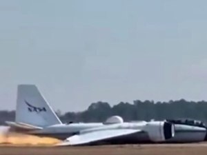 Problemy techniczne samolotu NASA. Maszyna osiadła na pasie startowym