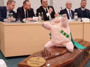 Podczas spotkania w Siedlcach rolnicy wręczyli Krajewskiemu prezenty: świnię i trumnę