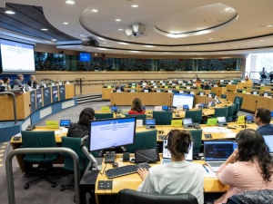 Irlandzka europosłanka złożyła skargę na europosłów PiS. „Zachrumkał jak świnia”