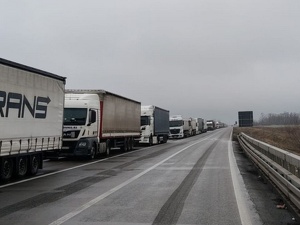 Polscy kierowcy ciężarówek, którzy utknęli na Bałkanach, apelują o pomoc. Polskie instytucje milczą