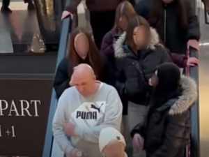 Influencer prowokował dzieci do śpiewania publicznie obscenicznych piosenek. Jest doniesienie do prokuratury