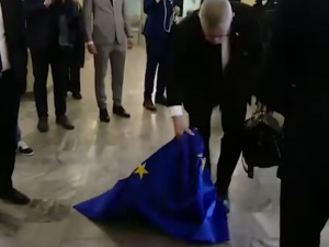 KO chce chronić flagę UE. Grzywna i więzienie za jej zniszczenie